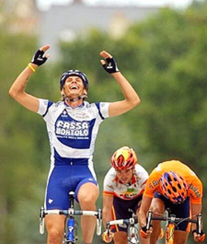 Pozzato gana la etapa ante los dos españoles, Flores, con la cabeza bajada, y Mancebo.