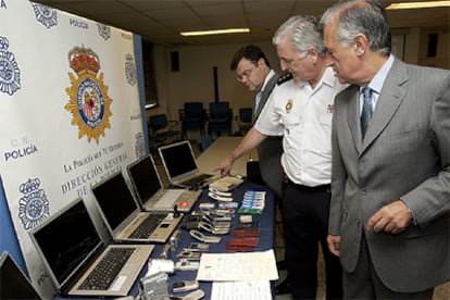 El delegado del Gobierno, Juan José López Garzón, ayer, junto al material incautado.