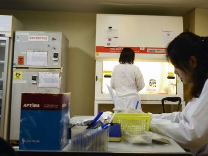 Una enfermera realiza test de VIH en Bangkok, Tailandia.