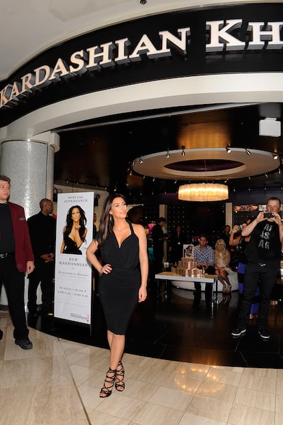 Kardashian Khaos – Ni tres años de vida consiguió sumar esta tienda de regalos temática –ellas la calificaron como “celebrity boutique”– que el clan abrió en 2011 en Las Vegas, en el conocido hotel y casino Mirage. Al parecer no había demasiada gente dispuesta a comprar una toalla de playa, un llavero, una taza con la cara de Kim o una botella de agua cuyo precio superaba los siete euros.