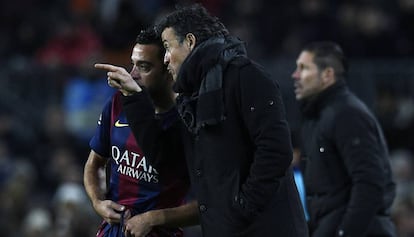 Xavi recibe instrucciones de Luis Enrique, en su último curso en el Barça.