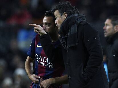 Xavi recebe instruções de Luis Enrique, em sua última temporada no Barça.