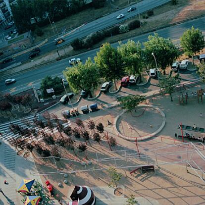 Vista de la plaza de Pío XII desde uno de los pisos del bloque de viviendas donde viven los vecinos que hablan en este reportaje. El nuevo diseño ha absorbido la antigua calle. Así, la plaza ha crecido y se ha alejado de la autopista que la rodea en su otro extremo.