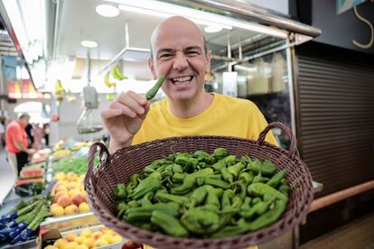El mago, presentador y humorista Jandro, este lunes con una cesta de pimientos de Padrón en el Mercado Central de Valencia.