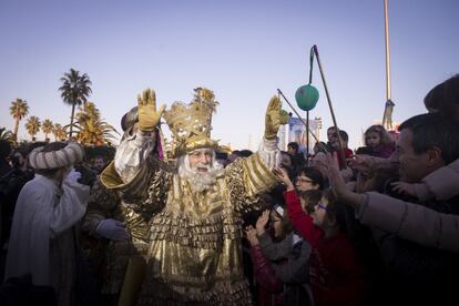 El Rey Melchor saluda los niños a su llegada al Moll de Fusta de Barcelona donde cientos de niños esperan a sus Majestades de Oriente para participar en la cabalgata de Reyes 2015.