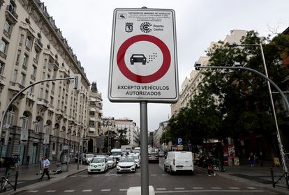 Señal de acceso a la zona de bajas emisiones Distrito Centro, en Madrid.