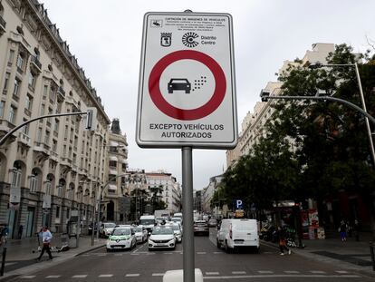 Señal de acceso a la zona de bajas emisiones Distrito Centro, en Madrid.