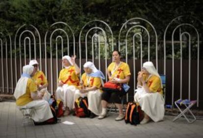 Peregrinos a la espera del Papa ante la nunciatura.