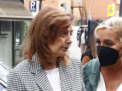 María Teresa Campos y su hija, Carmen Borrego, a su llegada al tanatorio de Madrid donde descansan los restos mortales de Mila Ximénez.