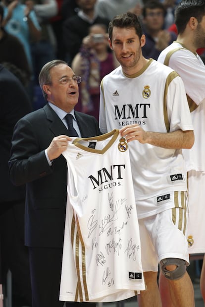 Florentino Pérez entrega una camiseta firmada a Rudy.