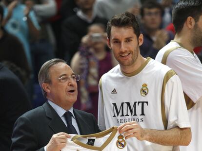 Florentino Pérez entrega una camiseta firmada a Rudy.