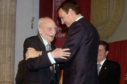 El presidente José Luis Rodríguez Zapatero, momentos después de imponer la medalla de hijo predilecto de Granada al escritor Francisco Ayala.