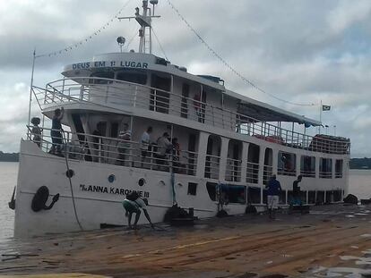 A embarcação Anna Karoline III, que naufragou neste sábado (29/02).