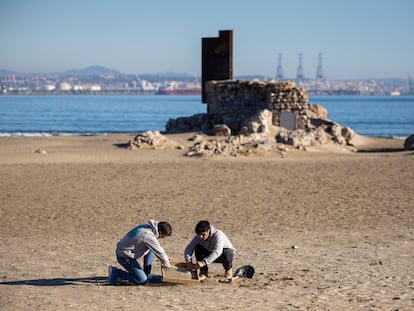 Miquel Sugrañes y Mikel Orriols, voluntarios de Good Karma, recogen 'pellets' en la playa de la Pineda, en Vila-seca (Tarragona).