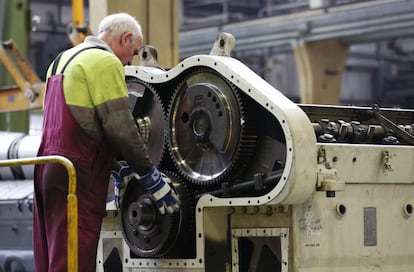 Un trabajador de Renfe prepara un motor diésel tras ser reparado.