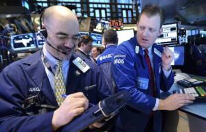 En la imagen, varios agentes de bolsa conversan en la Bolsa de Nueva York (Estados Unidos) durante el arranque de la jornada financiera. EFE/Archivo