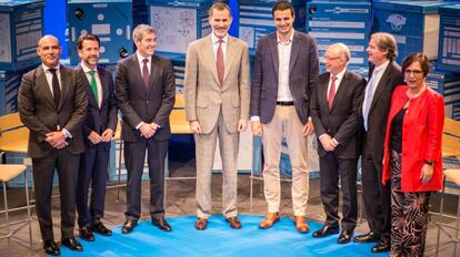 El galardonado José Miguel Bermúdez junto al Rey Felipe VI y el ministro de Hacienda, Cristobal Montoro.