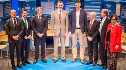 El galardonado Jos&eacute; Miguel Berm&uacute;dez junto al Rey Felipe VI y el ministro de Hacienda, Cristobal Montoro.