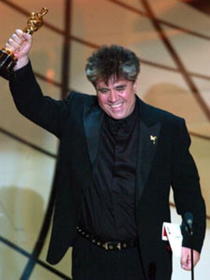 Pedro Almodóvar, con el Oscar al mejor guión por <i>Hable con ella.</i>