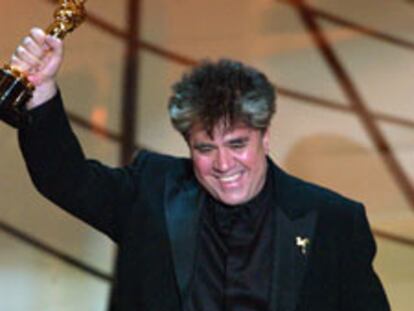 Pedro Almodóvar, con el Oscar al mejor guión por <i>Hable con ella.</i>
