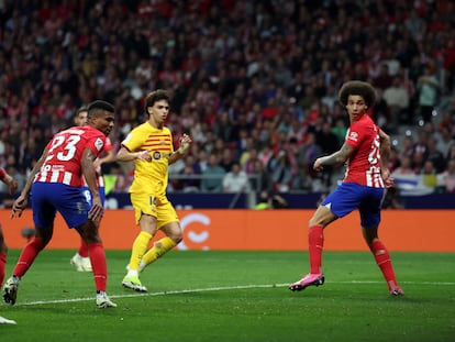 João Félix marca el 0-1 del Barça al Atlético.