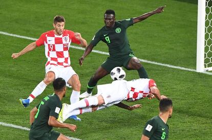 El delantero croata Mario Mandzukic se tira en plancha y de rebote Oghenekaro Etebo marca en propia puerta un gol para Croacia, en el partido de fútbol del Grupo D de la Copa Mundial Rusia 2018 entre Croacia y Nigeria en el Estadio de Kaliningrado en Kaliningrado´.