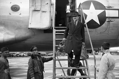 El economista político y diplomático francés Jean Monnet llega al aeropuerto de Orly, al sur de París, el 28 de septiembre de 1945.