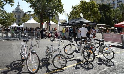 Algunos modelos de bicicletas de los que se exponen en la Feria de la Movilidad en la plaza del Ayuntamiento. Las eléctricas ganan cada vez más terreno. 