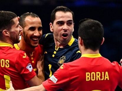 Los jugadores de la selección española celebran el triunfo ante Ucrania.