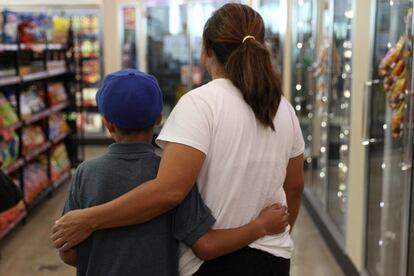 María Marroquín Perdomo y su hijo Abisai, de 11 años, paran en una gasolinera para tomar un refresco después de partir de las instalaciones de Casa Padre, un refugio para migrantes donde pasaron la primera noche juntos, en Brownsville. Ambos se reunirán con el padre de Abisai en Nueva Orleans, Luisiana (EE UU).