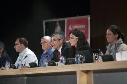 Algunos de los componentes de la mesa que ha presidido la asamblea de Eroski, en el BEC.