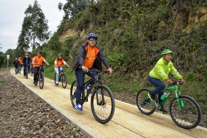 El presidente de Colombia Iván Duque y la alcaldesa de Bogotá, Claudia López, en bicicleta sobre las antiguas vías del ferrocarril que conecta Facatativá y Zipacón, luego de ser pavimentado para convertirlo en vía ciclista y peatonal.