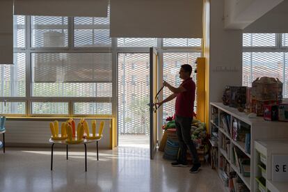 Las clases del Can Fabra tenían unos estores interiores, que dejaban entrar el sol, lo que calentaba mucho las aulas. Ahora se han puesto otros estores que van por fuera y la mejora ha sido clara, comentan los docentes.