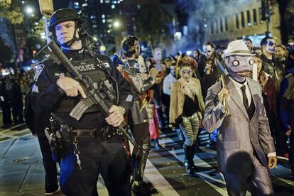 Un policía fuertemente armado durante el desfile de Halloween de Greenwich Village, Nueva York.