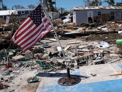 Una bandera estadounidense flamea en los restos de unas casas en Islamorada, Florida, tras el paso del Irma. 