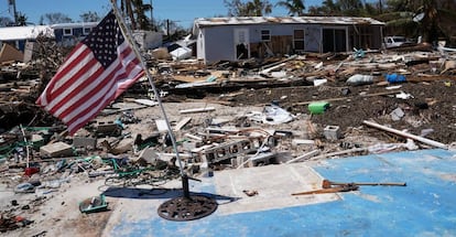 Una bandera estadounidense flamea en los restos de unas casas en Islamorada, Florida, tras el paso del Irma.