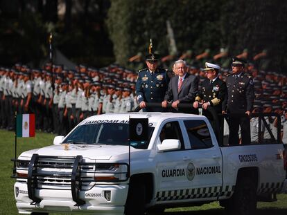 Al centro, López Obrador, saludado por los elementos de la Guardia Nacional durante la ceremonia de despliegue del cuerpo policíaco, en 2019.