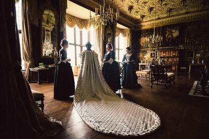 Emma Stone, Olivia Colman y Rachel Weisz en 'La Favorita'.