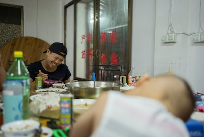 Huang Wensi pasa tiempo con su hijo en el lugar donde trabaja, en el condado de Cixi, provincia de Zhejiang, China, el 28 de junio de 2018. Huang es una de las pocas mujeres que están creciendo en China para abrazar el boxeo profesional, disfrutando de su naturaleza intensa a pesar de los estereotipos tradicionales que alejan a las mujeres de tales actividades.