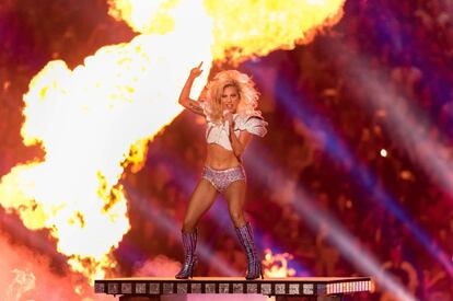 Lady Gaga en un momento de su actuación en la Super Bowl. 