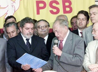 Lula com Miguel Arraes (e Eduardo Campos ao fundo), em um encontro do PSB em Brasília, em 2002.