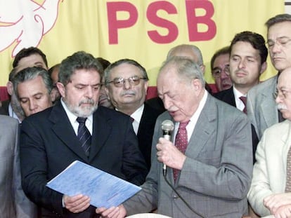 Lula com Miguel Arraes (e Eduardo Campos ao fundo), em um encontro do PSB em Brasília, em 2002.