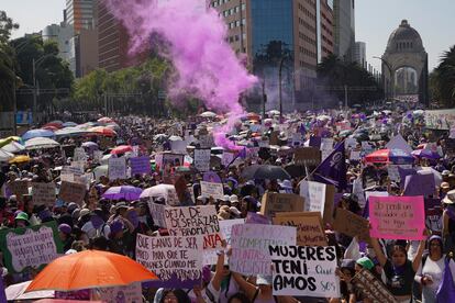 Miles de mujeres marchan en Ciudad de México.