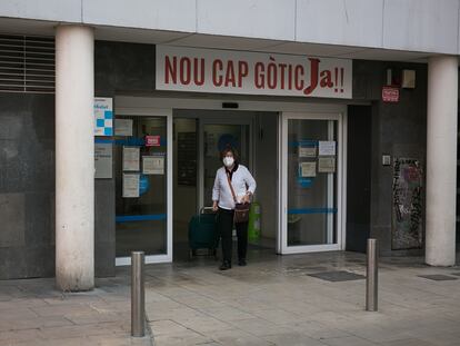 Entrada del Centre d Atencio Primaria (CAP) Gotic en la plaza Joaquim Xirau.