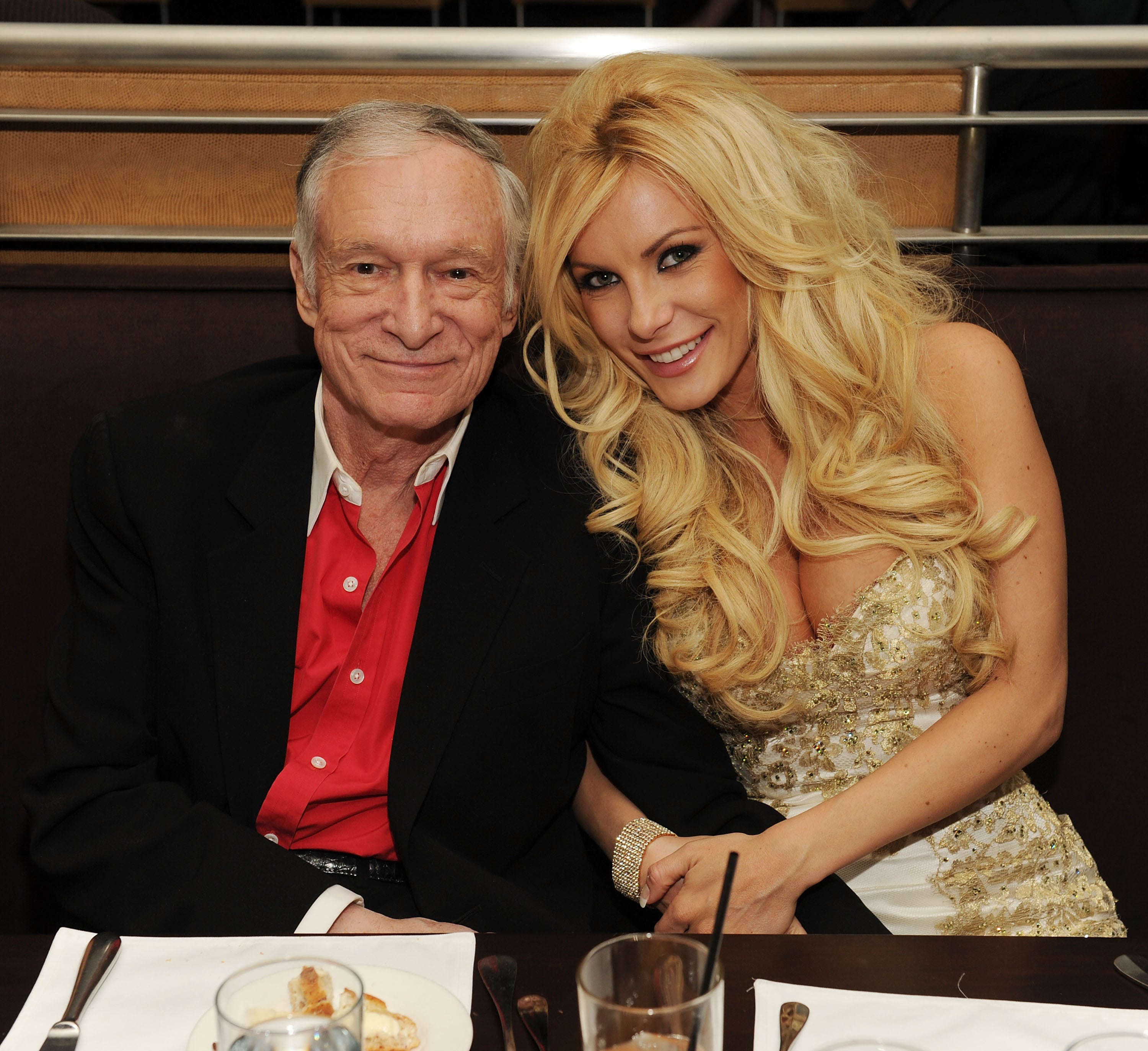 Hugh Hefner y Crystal Harris celebrando el 80º cumpleaños del empresario, el 10 de abril de 2010.