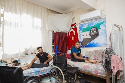 Rashed Al Masri (izquierda) y Mahmoud (derecha) en su habitación de la vivienda clandestina donde viven en Reyhanli junto a sus sillas de ruedas.