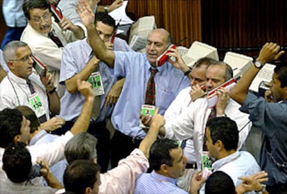 Intermediarios de la Bolsa de São Paulo en plena euforia, el jueves, en la primera sesión tras el anuncio del FMI.