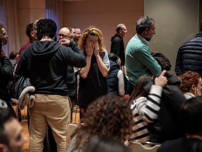 Vecinos del edificio incendiado de Valencia, durante la reunión celebrada en un hotel, donde se aloja la mayoría de los damnificados.