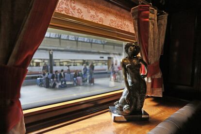 Lujo y detalles rodean al pasajero en el interior del tren.