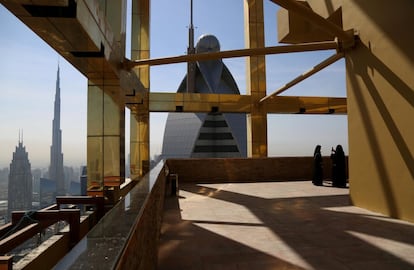 Visitantes toman fotos en la planta 71 del Hotel Gevora, el más alto del mundo, en Dubái (Emiratos Árabes Unidos).

